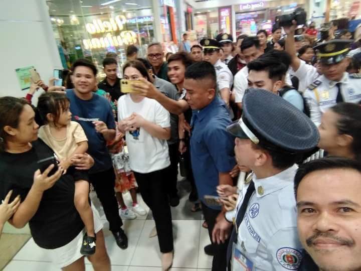 RichImperial's tweet photo. Walang bigas...
      Walang ayuda...

MAHAL NA MAHAL LANG TALAGA NG MGA TAO. IYAN DAPAT.

TATAK DUTERTE

👊💚🇵🇭💚👊 https://t.co/G9kU2Z87zR