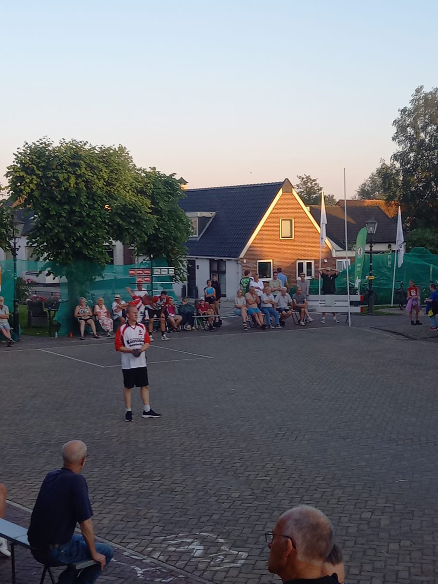 KVOnderOns's tweet photo. Wat in prachtige jûn hienen we op it plein. 

De útslagen Reduzem - Lollum-
Waaksens 5-6. Berltsum - Menaam 7-5 en Seisbierrum - Mantgum 8-5. 

Moarn ha we om 18:30 Weidum - Baard. Dêrnei Moare Ljussens - Reahûs-Tirns en Dronryp - Easterlittens. 
#Ifkjeudepelote https://t.co/cNRTyuvnVF