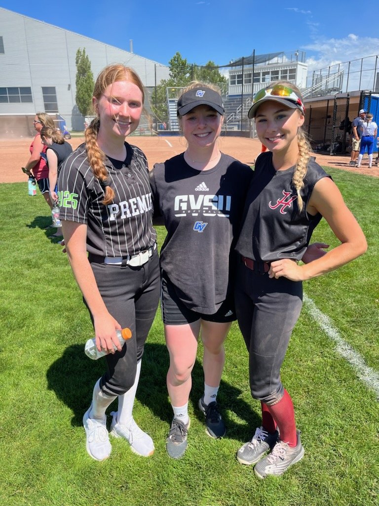 GOBULLDOGS_SB's tweet image. Thank you @GVSUSoftball Coach Callahan, staff &amp;amp; team on another great clinic! Congrats to Bulldogs Emily Chavosky '26🐾  , alum &amp;amp; Laker, MJ Goodman '22 ⚓️🐾, &amp;amp; Natalie Hajer '25🐾 for your dedication to grow your game &amp;amp; have fun at GVSU🥎 camp! #1% #gettingafterit @HLRAthletics🏆