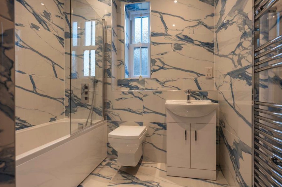 PropertyMia's tweet photo. 🛁Introducing two of the stunning 3.5 bathrooms in our exquisite property on Vicarage Road. These bathrooms are designed to offer both luxury and functionality, making every day feel like a spa day. #VicarageRoad #KingsHeath #PropertyForSale #BirminghamHomes https://t.co/1qsiLfTAC4