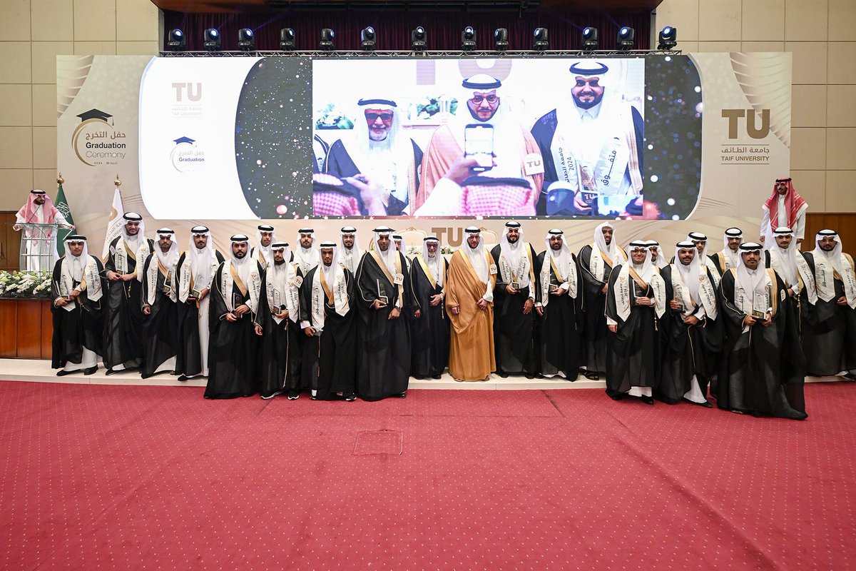 abdullh_m12's tweet photo. كرّم محافظ الطائف سمو الأمير سعود بن نهار آل سعود  الخريج المهندس ثامربن سعيد بن جندب المالكي  لحصوله على المركز الأول على دفعته وتخرجه من كلية الحاسبات وتقنية المعلومات جامعة الطائف٠
ارفع التهنئة للمهندس ثامر ولوالده وجميع اخوانه واتمنى له دوام التوفيق 

#تخرج_جامعة_الطائف https://t.co/geqdRg67mw