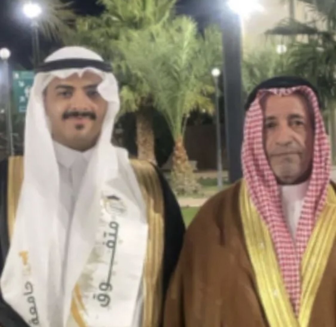abdullh_m12's tweet photo. كرّم محافظ الطائف سمو الأمير سعود بن نهار آل سعود  الخريج المهندس ثامربن سعيد بن جندب المالكي  لحصوله على المركز الأول على دفعته وتخرجه من كلية الحاسبات وتقنية المعلومات جامعة الطائف٠
ارفع التهنئة للمهندس ثامر ولوالده وجميع اخوانه واتمنى له دوام التوفيق 

#تخرج_جامعة_الطائف https://t.co/geqdRg67mw