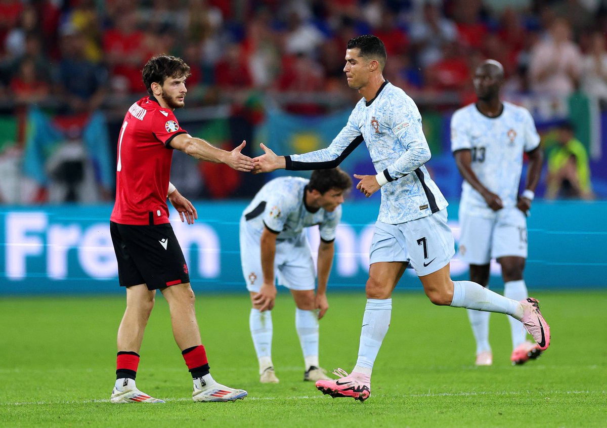 sopitas's tweet photo. 🇵🇹🇬🇪 La Eurocopa 2024 nos ha dejado historias increíbles como la de Khvicha Kvaratskhelia, un chamaco que en 2013 conoció a su ídolo Cristiano Ronaldo durante una academia del “Bicho” con jóvenes futbolistas del Dinamo Tbilisi en Georgia ⚽️

11 años más tarde Kvaratskhelia volvió a toparse con CR7 pero ahora en una Eurocopa y como si se tratara de un cuento de hadas, el delantero fue el encargado de marcar el primero de los dos goles con los que su equipo le quitó el invicto a Portugal.