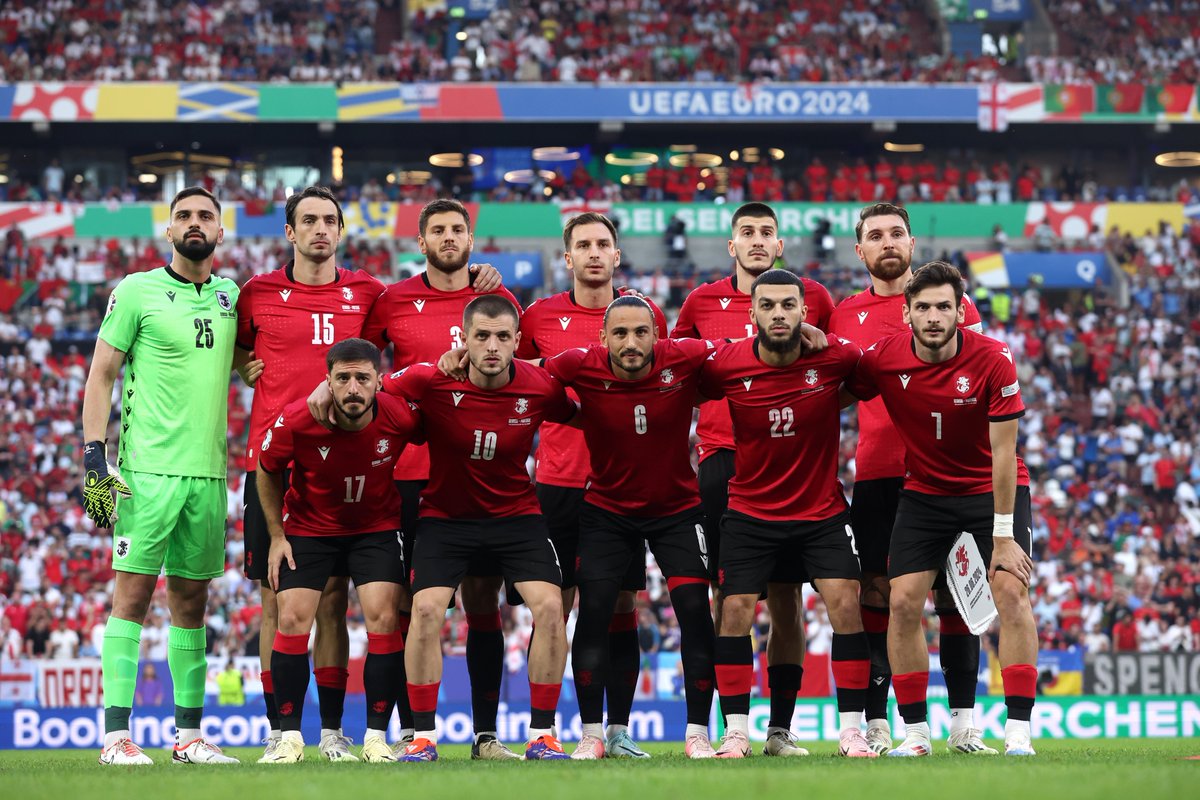 VSportsTM's tweet photo. En 2013, Cristiano Ronaldo inauguró una academia de fútbol en Georgia. Varios de esos chicos que posan en la foto llegaron a la Selección (Kvaratskhelia, Kochorashvili, Davitashvili y Mekvabishvili, por ejemplo). Hoy, 11 años después, le ganaron 2-0 a Portugal en la #EURO2024. https://t.co/wdxxjFQ56i