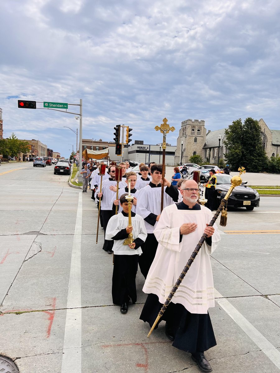 DTKCatholic's tweet photo. Nearly 400 people took to the streets to participate in the National Eucharistic Procession today in Kenosha, WI. Here are some photo highlights from the #Downtown #Kenosha #Catholic parishes of St. Elizabeth and St. James the Apostle.

#journeywithJesus
#eucharisticpilgrimage https://t.co/35Swxr63YX