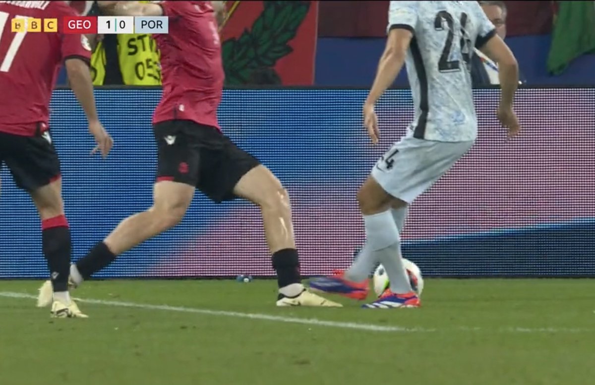 patchys_1's tweet image. #GEOPOR #SCOHUN 
One was given, the other wasn't.

Scotland were robbed.  Portugal decision is a shocker.

#VAR is potential a mess waiting to happen.  The referees need to be consistent in their actions.
