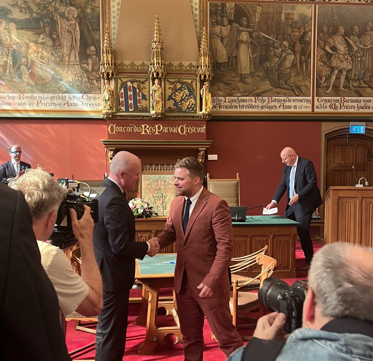 In dei <a href="/psfryslan/">Provinsjale Steaten fan Fryslân</a> yn 4 foto’s. 

De <a href="/cdafryslan/">CDA Fryslân</a> fraksje yn ‘e bankjes, ijsko’s yn it skoft, ôfskie fan <a href="/FemkeMarijeW/">Femke Marije</a> dy’t minsister fan VLNV wurdt en ynstallaasje fan in nije deputearre, Abel Kooistra.