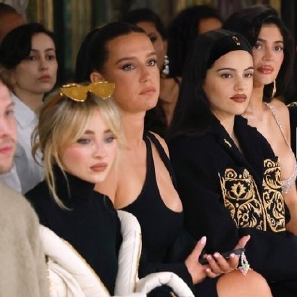 PopCultureRP's tweet image. © 𝗣𝗼𝗽 𝗖𝘂𝗹𝘁𝘂𝗿𝗲 (#PopCultureRP)
Event› #FashionWeekRP › 𝗙𝗮𝘀𝗵𝗶𝗼𝗻 𝗦𝗵𝗼𝘄

News! 🗞️ ･ Read the 𝖺͟𝗋͟𝗍͟𝗂͟𝖼͟𝗅͟𝖾: 𝗡𝘆𝗿𝗮 𝗦𝗲𝘃𝗮𝘀𝘁𝘆𝗮𝗻 (@luxenscripts), Rosalia &amp;amp; 𝗡𝗼̈𝘃𝗮𝗵 𝗞. 𝗥𝗶𝘃𝗶𝗲́𝗿𝗲 (@almamalherida) at the #SchiaparelliRP Fashion Show today.