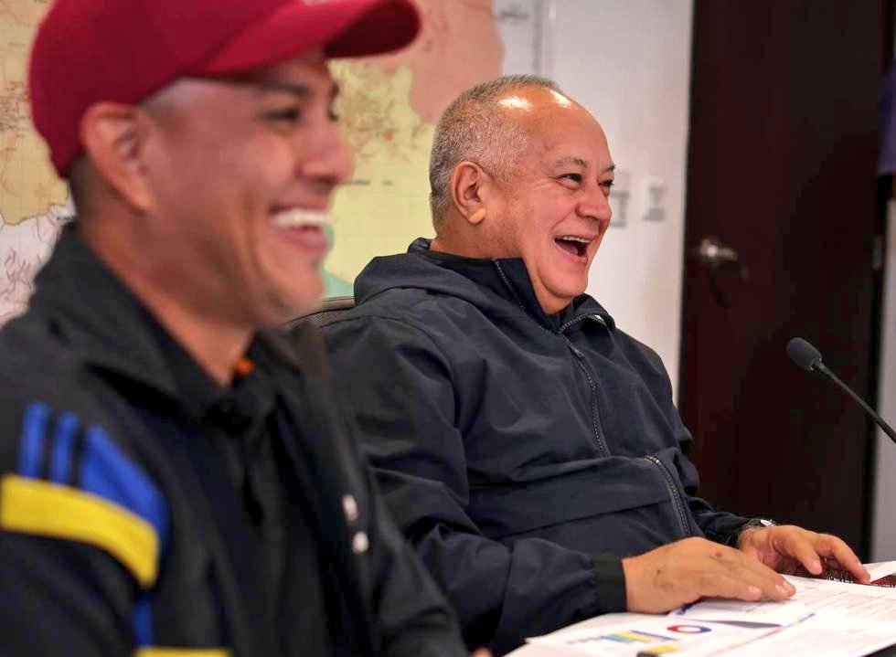 Hoy junto al Jefe de Maquinaria Electoral del Comando de Campaña Venezuela Nuestra, <a href="/dcabellor/">Diosdado Cabello R</a>, realizamos el balance de chequeo de la maquinaria 1x10x7. Nuestro pueblo y la Fuerza Social CLAP demuestran el apoyo masivo a nuestro presidente <a href="/NicolasMaduro/">Nicolás Maduro</a>. ¡Que viva la Patria!