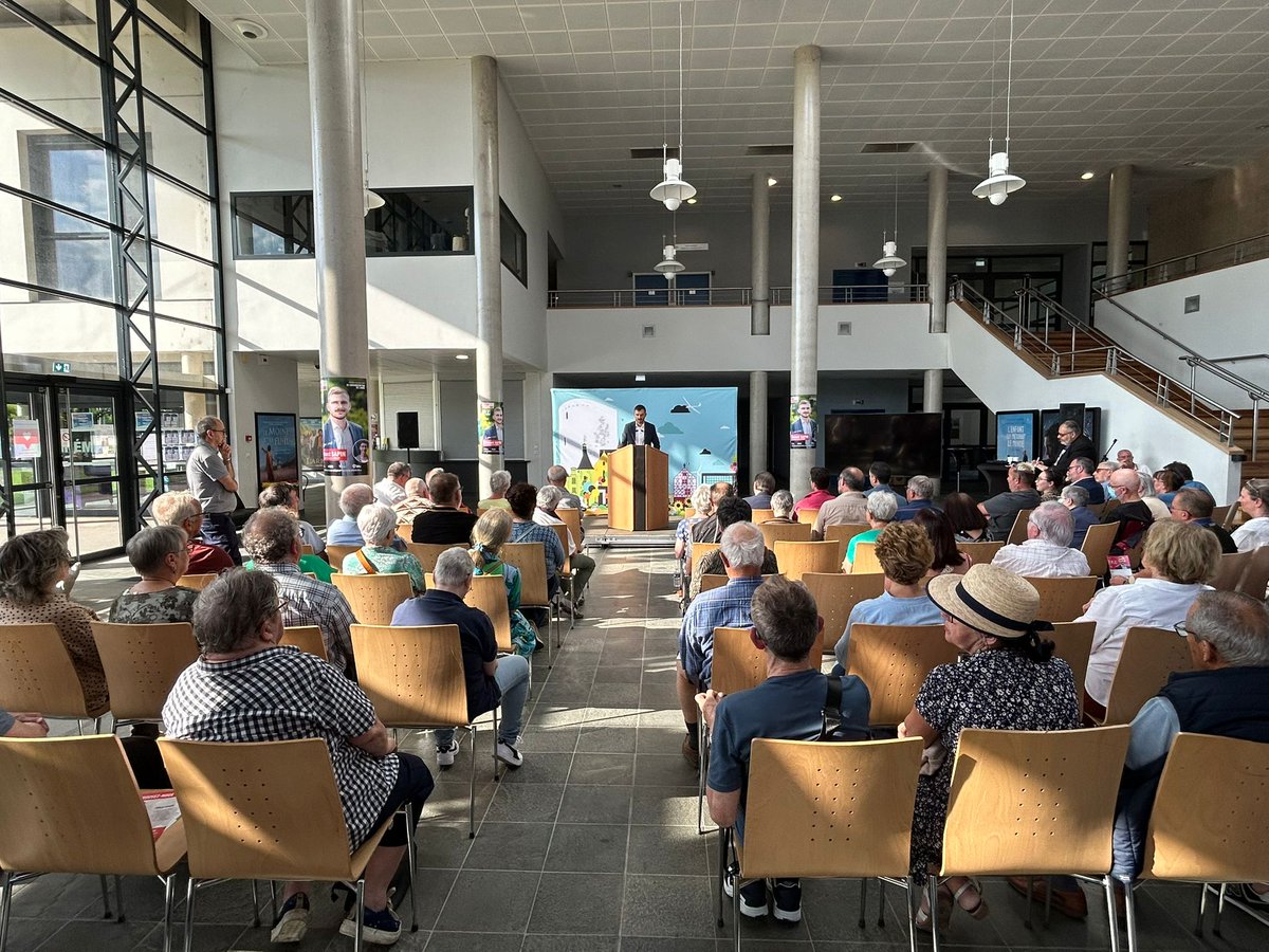 clement_sapin's tweet photo. Magnifique mobilisation ce soir pour ma réunion publique à Issoudun aux côtés de @AndreLaignel. 
Une salle comble qui symbolise l'espoir né du #NouveauFrontPopulaire.  
Le 30 juin et 7 juillet prochains, on va gagner pour changer la vie des Françaises et des Français. https://t.co/leaDJPZuGD
