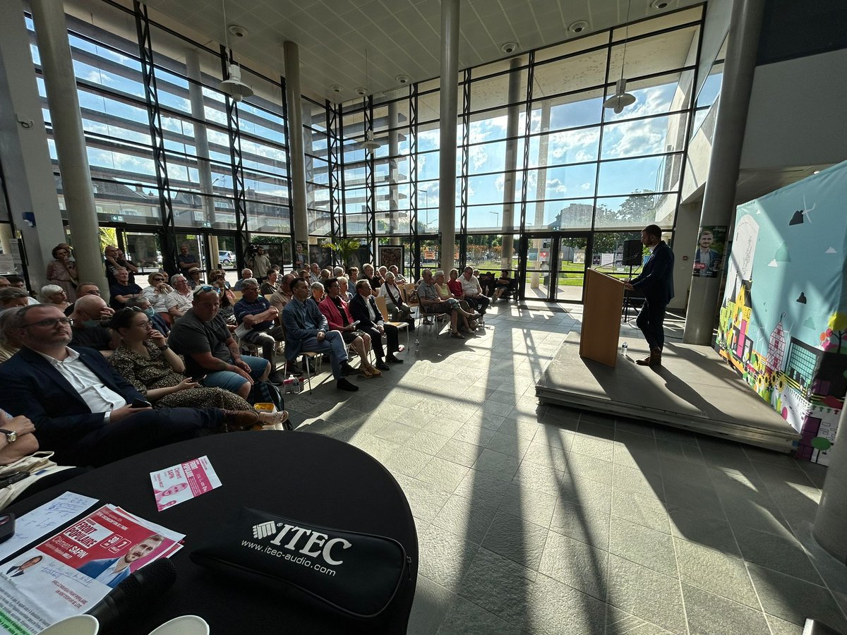 clement_sapin's tweet photo. Magnifique mobilisation ce soir pour ma réunion publique à Issoudun aux côtés de @AndreLaignel. 
Une salle comble qui symbolise l'espoir né du #NouveauFrontPopulaire.  
Le 30 juin et 7 juillet prochains, on va gagner pour changer la vie des Françaises et des Français. https://t.co/leaDJPZuGD