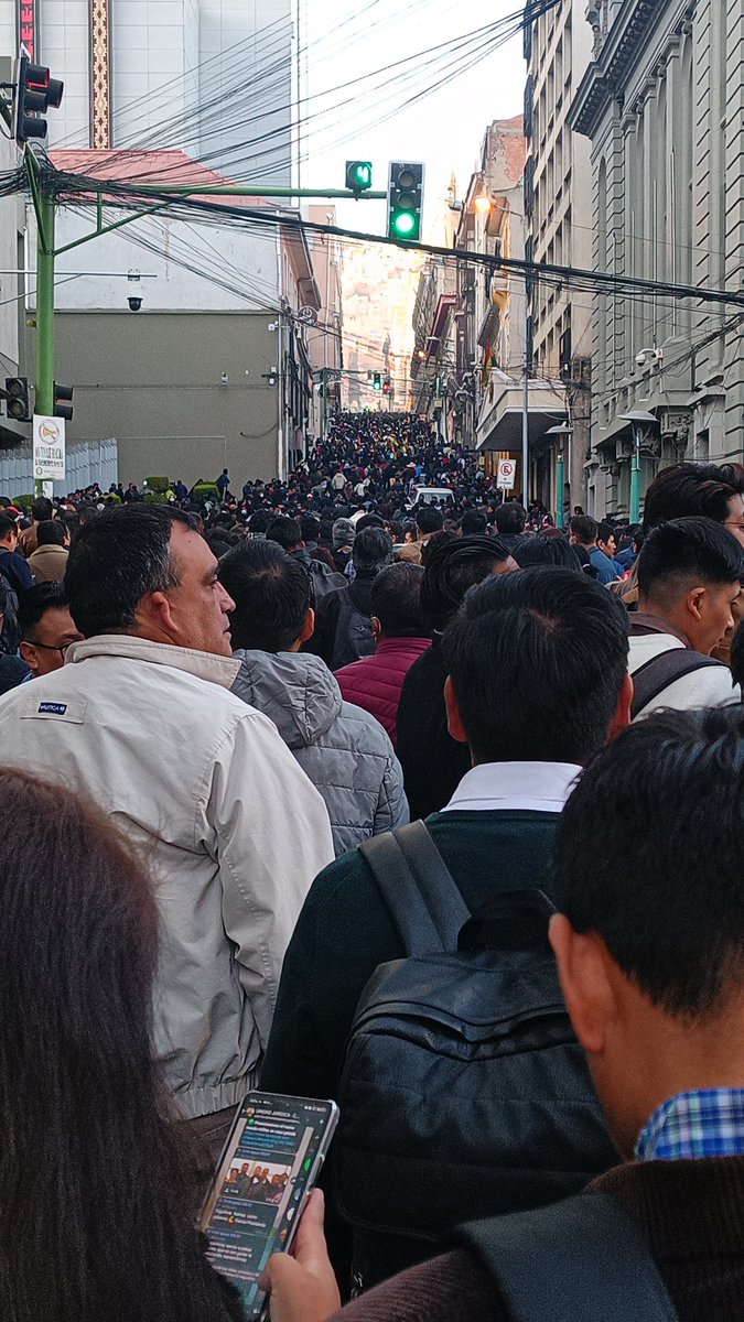🇧🇴 Manifestantes marcham em direção à Plaza Murillo, em La Paz, contra a tentativa de golpe de Estado e em defesa da democracia boliviana.