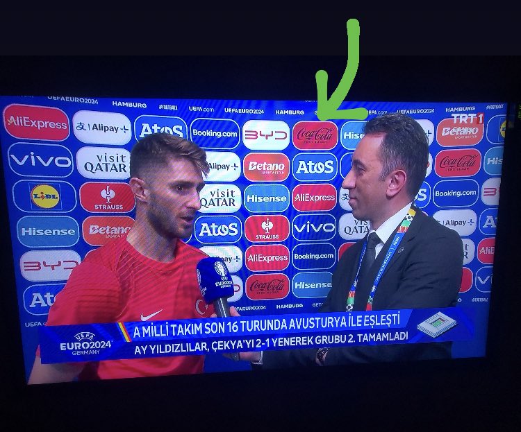 🔴Türkiye maçı sonrası açıklamalar için kurulan arka planda Coco Cola reklamı da var. Görüntü, TRT1 yayınından.