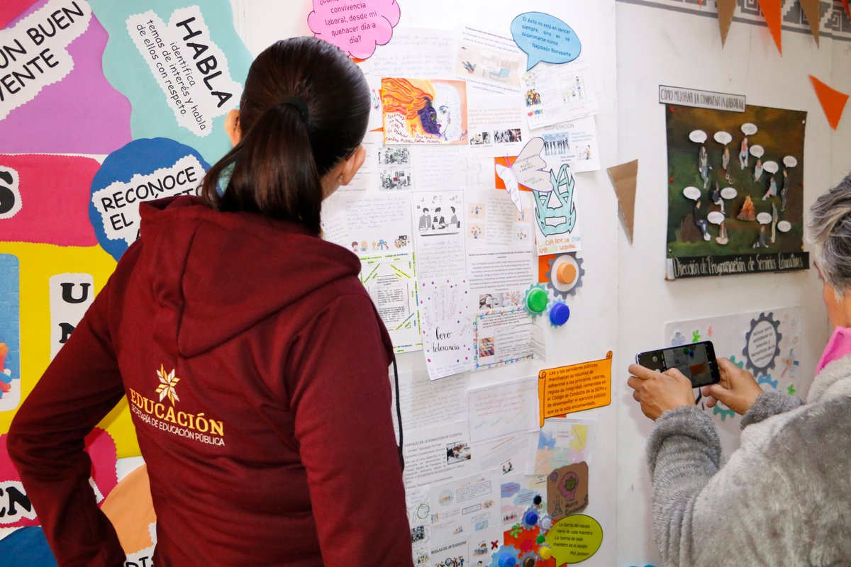 PlaneacionSEPH's tweet photo. En el marco de la conmemoración del #DíaNaranja y con la presencia de la subsecretaria @XochitlGC_, se llevó a cabo la inauguración del mural "Cómo mejorar la convivencia laboral", creado a partir de carteles realizados por las y los colaboradores de la #SPyE. + https://t.co/ucTk7Lcg45
