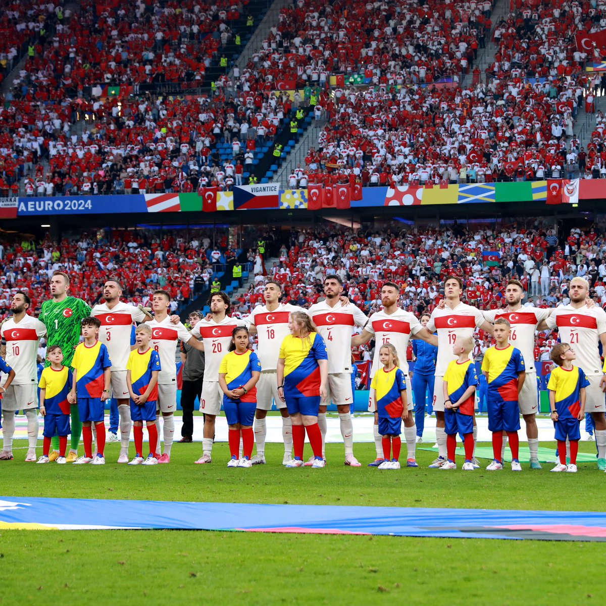 SON 16 TURUNDAYIZ! 🇹🇷

Tebrikler çocuklar, tebrikler 
<a href="/MilliTakimlar/">Türkiye #BizimÇocuklar 🇹🇷</a> yolumuz açık olsun.

#EURO2024   #BizimÇocuklar