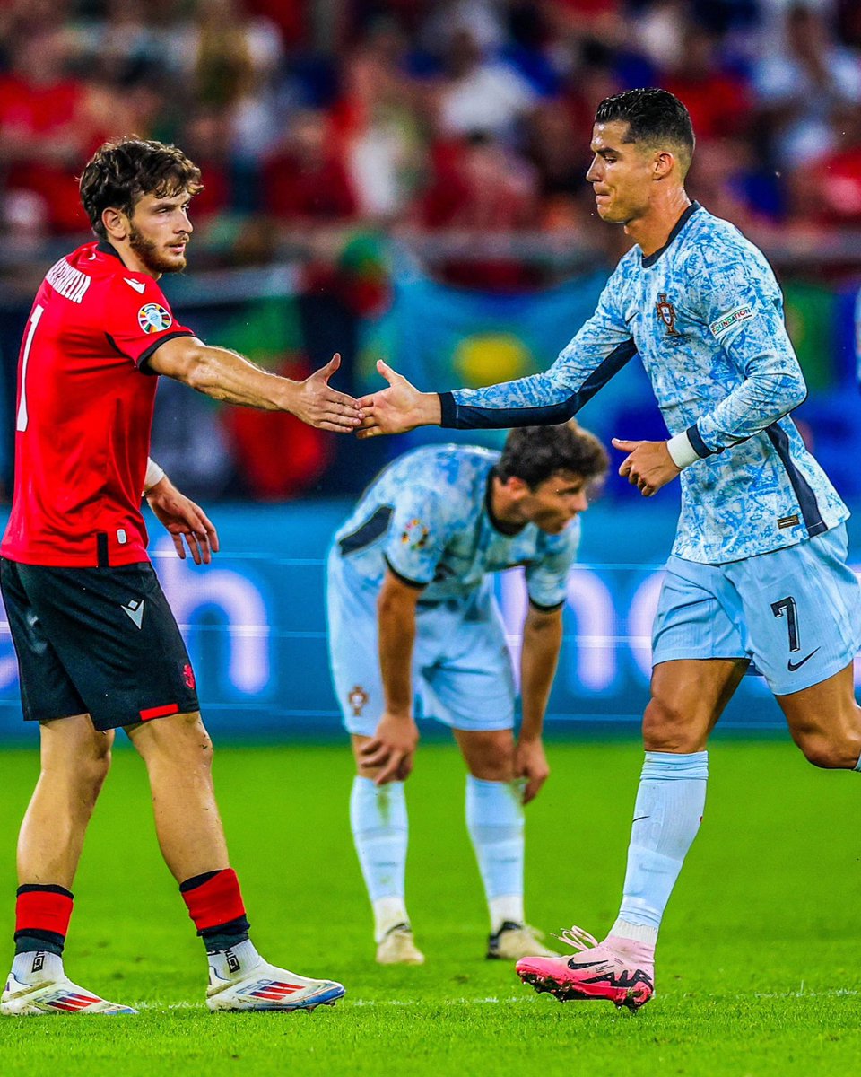 Kvaratskhelia swapped his shirt with his idol. ❤️