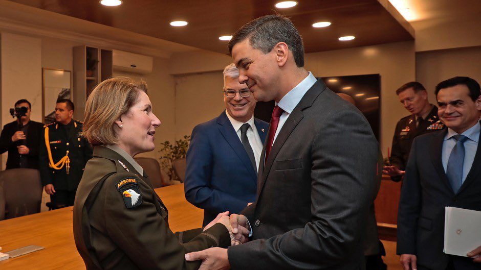 El llamado “triángulo del Litio”, sobre el cual EEUU tiene los ojos puestos, se manifiesta como el claro trasfondo de esta nueva intentona golpista militar en Bolivia.

El Comando Sur, dirigido por Laura Ricardson, siempre a la sombra de todo proceso golpista.