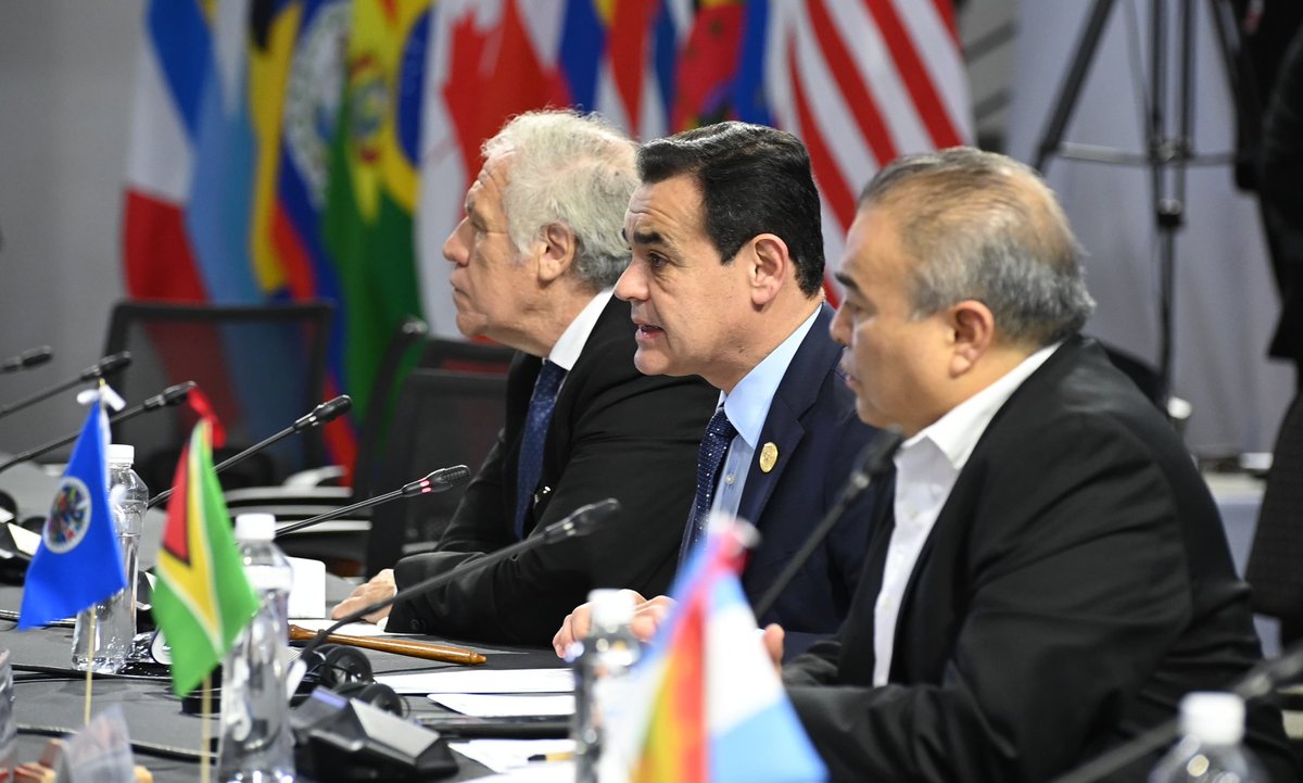 NestorMendezOAS's tweet image. The traditional and active dialogue with civil society during the 54 #OASAssembly included over 450 representatives of workers, the private sector, indigenous peoples, youth and other social actors who shared their visions with the member states on emerging issues in the region