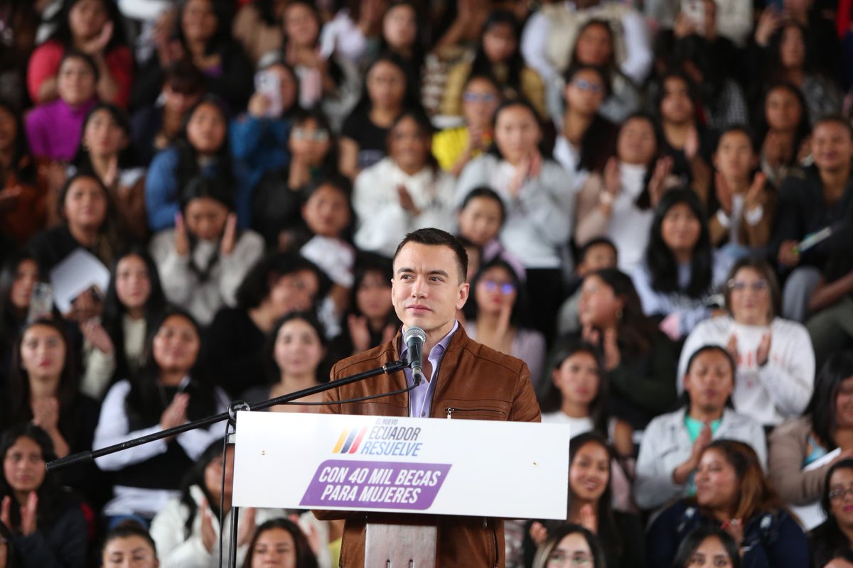 Presidencia_Ec's tweet photo. El presidente @DanielNoboaOK continúa entregando las #BecasFuturoFemenino en todo el país. 🇪🇨👏

En total, se entregarán 40 mil becas que cubrirán el 100 % de costos de matrícula y aranceles. Así, 40 mil mujeres cumplirán su sueño de una carrera de estudios superiores.

#ElNuevoEcuadorResuelve