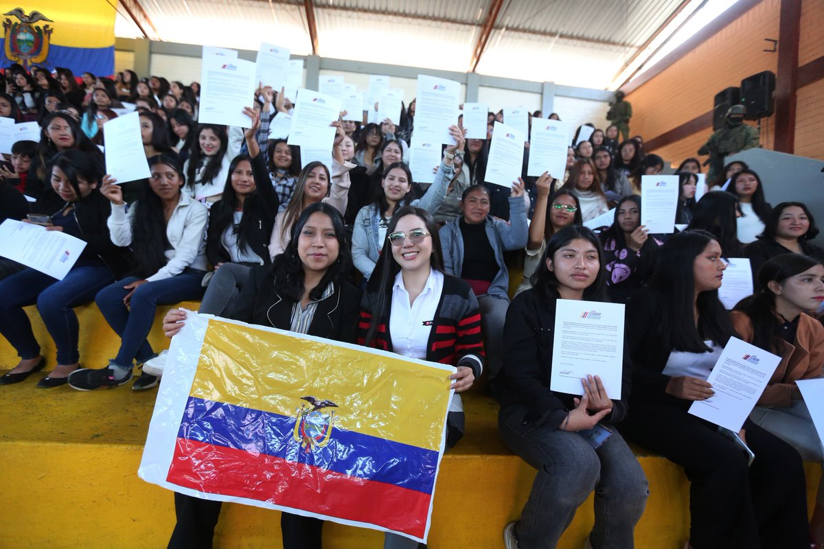 Presidencia_Ec's tweet photo. El presidente @DanielNoboaOK continúa entregando las #BecasFuturoFemenino en todo el país. 🇪🇨👏

En total, se entregarán 40 mil becas que cubrirán el 100 % de costos de matrícula y aranceles. Así, 40 mil mujeres cumplirán su sueño de una carrera de estudios superiores.

#ElNuevoEcuadorResuelve