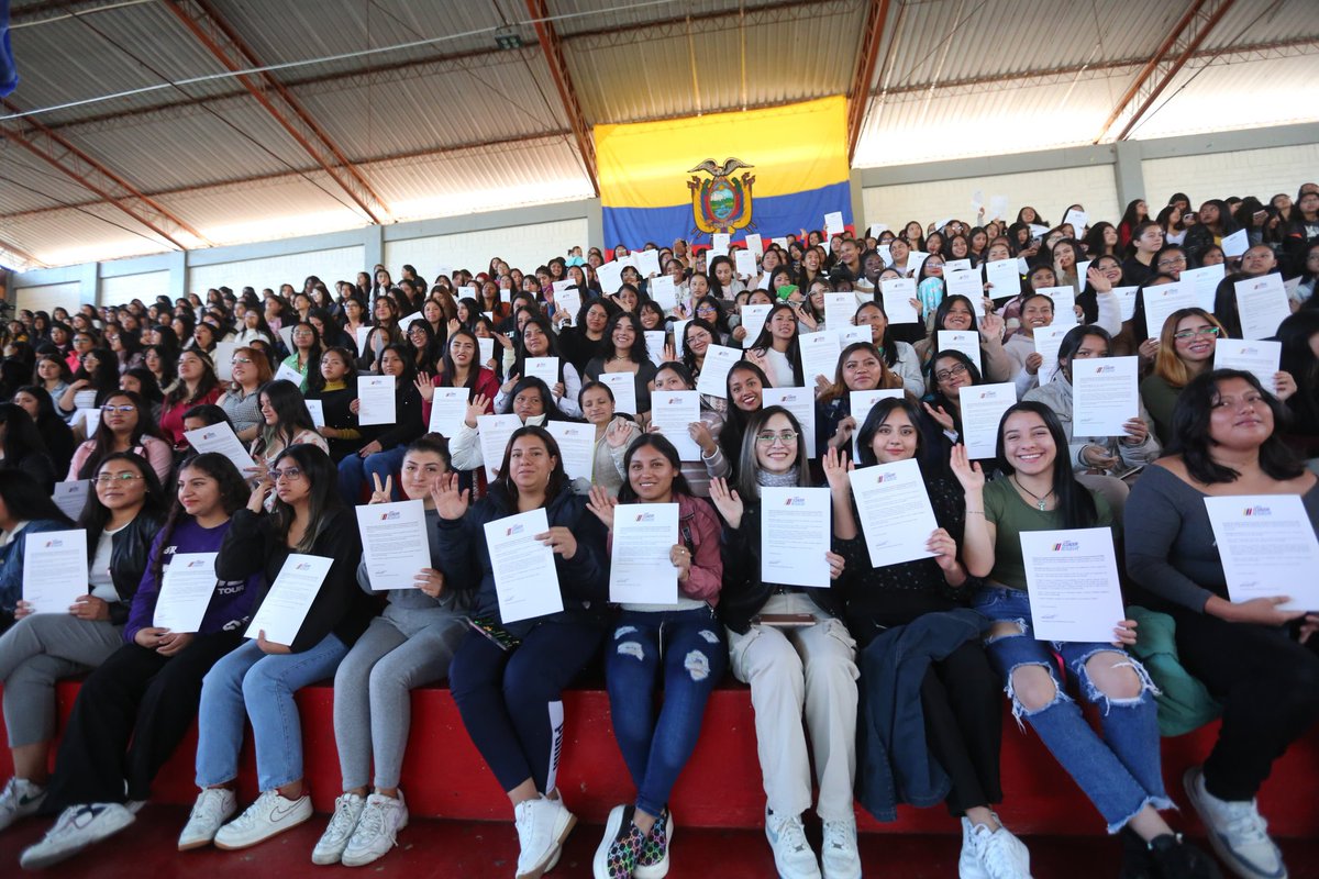 Presidencia_Ec's tweet photo. El presidente @DanielNoboaOK continúa entregando las #BecasFuturoFemenino en todo el país. 🇪🇨👏

En total, se entregarán 40 mil becas que cubrirán el 100 % de costos de matrícula y aranceles. Así, 40 mil mujeres cumplirán su sueño de una carrera de estudios superiores.

#ElNuevoEcuadorResuelve