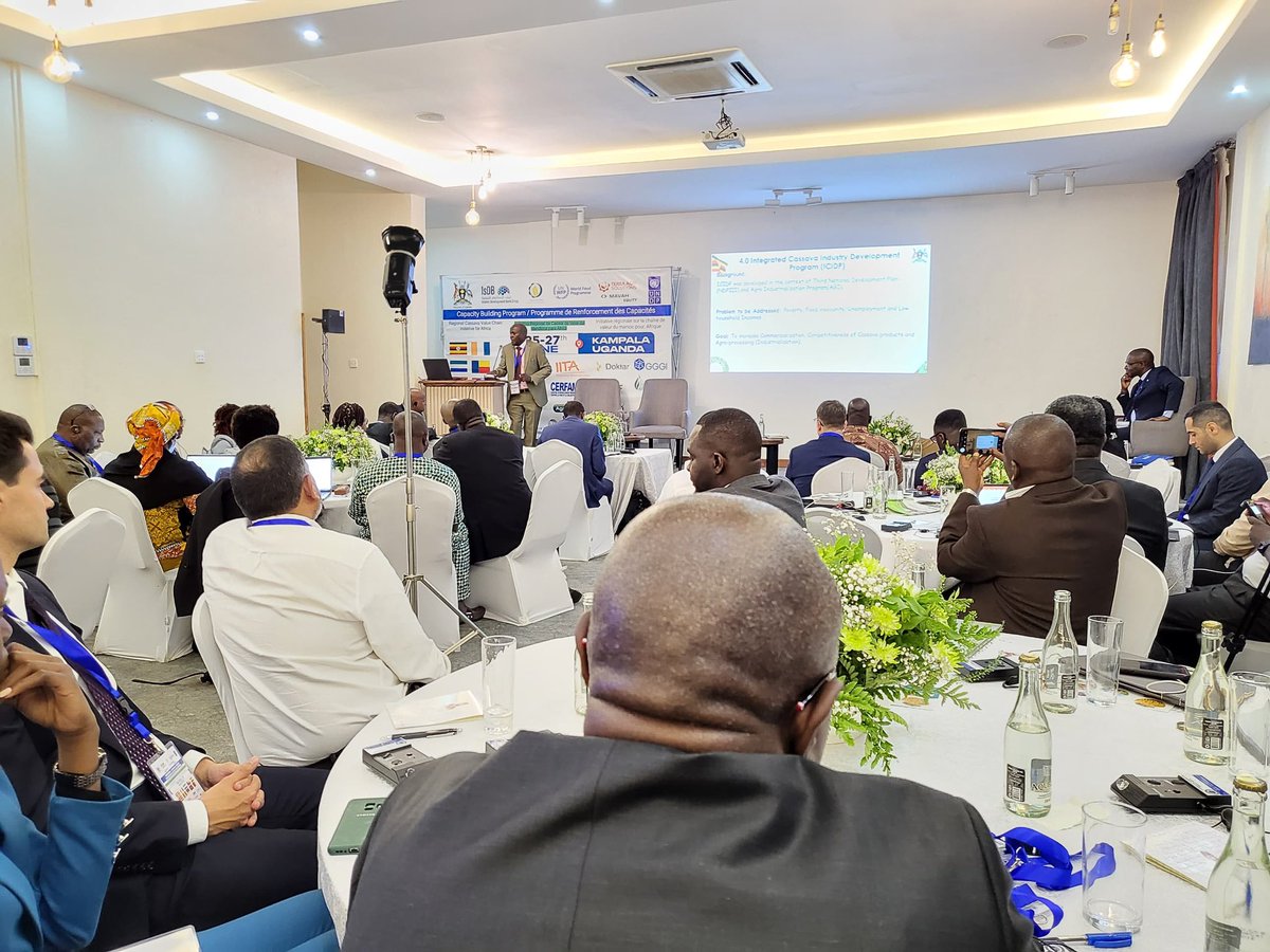 WFP_Cameroon's tweet photo. #Cameroon🇨🇲

The Cmr gov’t &amp; @WFP are inspired by #AgroIndustry development technologies in regional cassava value chain initiative for Africa workshop in Uganda 🇺🇬 highlighting innovative processing methods, #agropreneurship &amp; market access for cassava products

#FoodSecurity https://t.co/3pOqp5rMxL