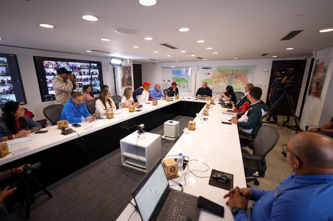 Hoy realizamos un balance de chequeo de la maquinaria 1x10x7.

Invitamos a todo el pueblo venezolano a participar en el Simulacro Electoral de este domingo #30Jun, los centros electorales a disposición para este ejercicio estarán abiertos a partir de las 8:00am.

Nuestra misión