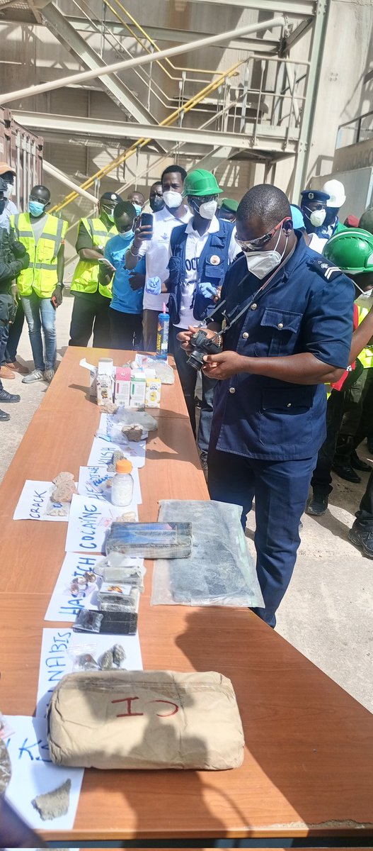DiandyLansana's tweet photo. Saviez-vous que la valeur marchande des drogues incinérées ce matin à #Dakar estimé à environ 700 milliards est  supérieur au coût du Train Express Régional (TER) qui a coûté au #Sénégal  (est de 568 milliards).
#Kebetu @Min_Interieur #OCRITIS #CILD https://t.co/wvndtqqK0Z