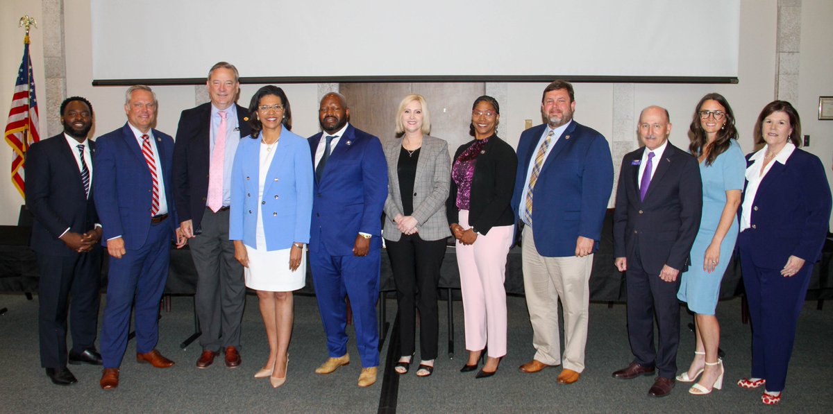 LA_Regents's tweet photo. Last week, @KimHunterReed traveled to North Louisiana to visit @SUShreveport, @LSU_Shreveport, and the annual SBBA Higher Education Summit.

At the Summit, she emphasized the importance of collaboration between institutions and legislative bodies.

📰 https://t.co/6waO4cnzcE https://t.co/l2sIRGPYBy