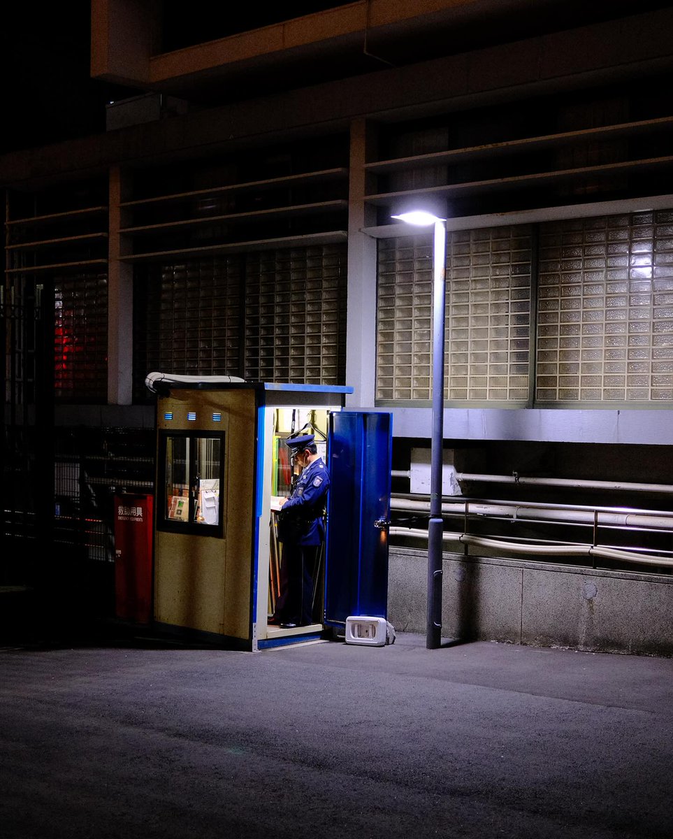 y4a2wbn's tweet photo. Nighttime in Chiyoda. Looking for some interesting scenes.

#japan #tokyo #chiyoda #nightphotography #streetphotography #highiso #whynot #killingtime #travel https://t.co/rug6SvrBvB