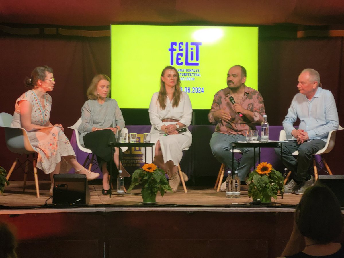 Wie kann die Politik auch unabhängige Verlage und den Buchhandel unterstützen? Und wo sind die Grenzen der Kultur- und Wirtschaftsförderung? Auf der #feeLit geht es um Bücher, Bücher, Bücher!