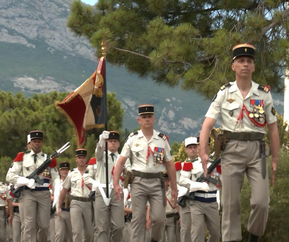 LegionEtrangere's tweet photo. Le Colonel Raphaël Oudot de Dainville est le nouveau chef de Corps du 2ème régiment étranger de parachutistes (#2REP), stationné à Calvi en Corse. https://t.co/VcHH1SrIiL