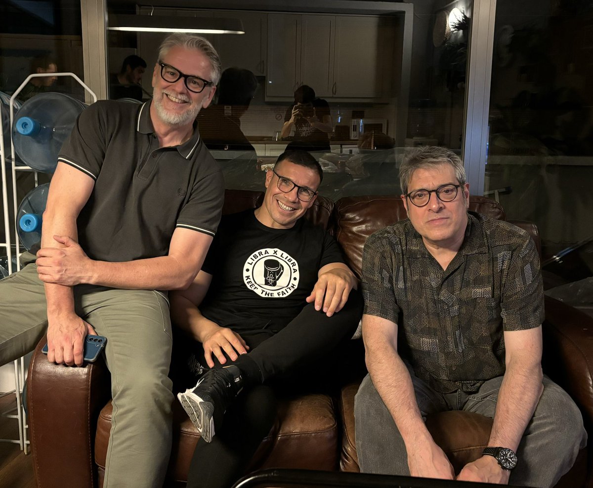 62 combates profesionales, títulos
mundiales en dos categorías, 20 litros de agua y 19 dioptrías y media en una sola foto.
COMING SOON!!