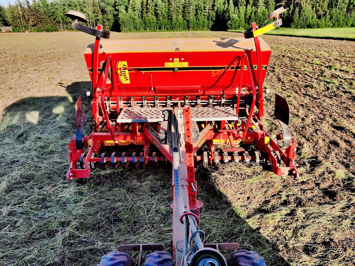 Viimeisen riistapellon kylvöä. Onneksi on todennäköisesti viimeinen väderstad-kevät. Ei sovellu minun nykyiseen toimintaympäristöön. VM 400c tulee ensi keväälle mikäli ehdin sen purkaa ja kasata.