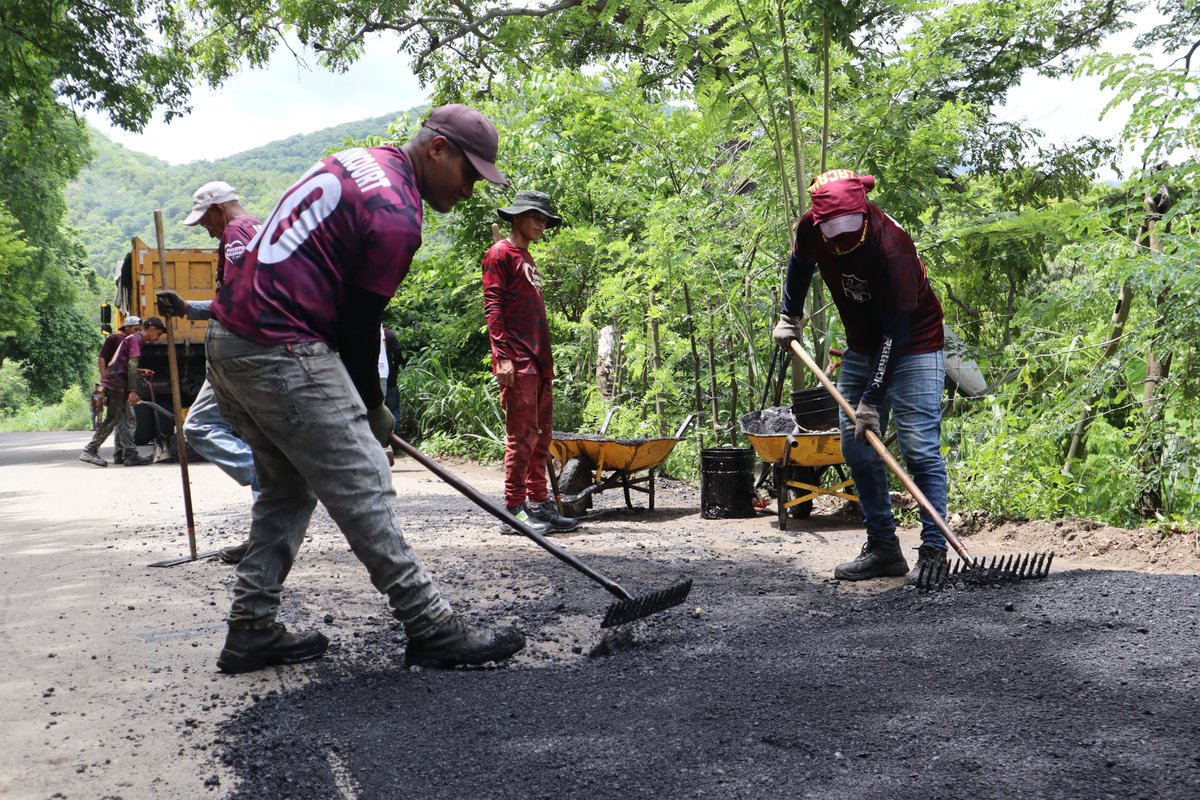 apuertocabello's tweet photo. Gracias a la gestión municipal que lidera @JCbetancourt72 #AEstaHora se realiza la aplicación de asfalto (bacheo) en la vialidad hacia San Esteban Pueblo, Plan de Asfalto para el mejoramiento de las principales arterias viales, seguimos en la calle #NicoTieneElSon @NicolasMaduro https://t.co/4Ud7Sqo3jL