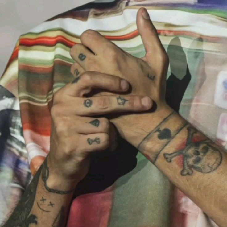 lwtsheartt's tweet photo. hands. https://t.co/a3z15J5N4K