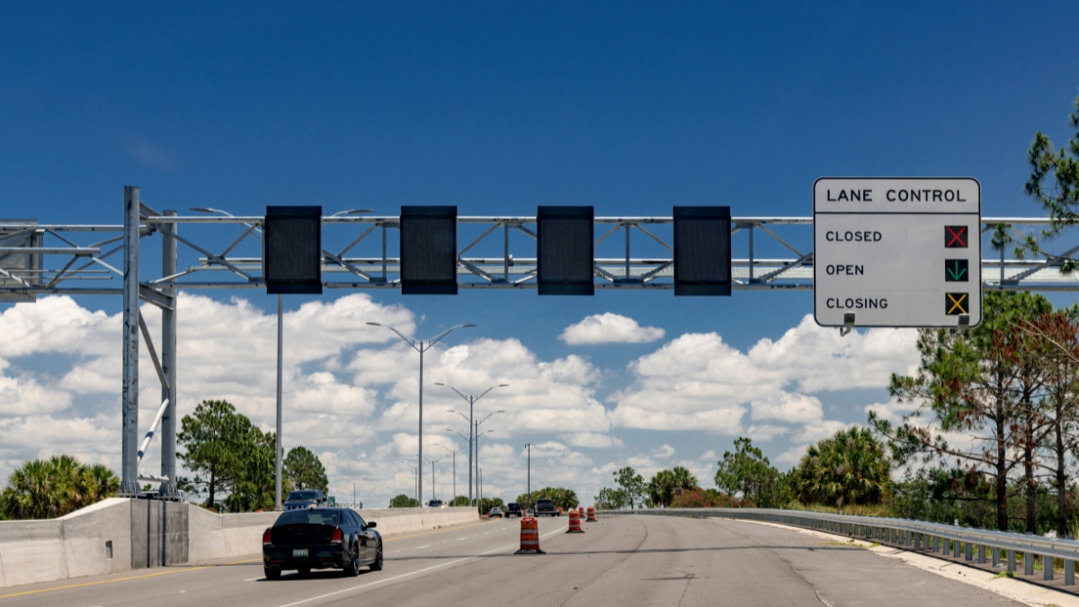 CFXway's tweet photo. We're testing our Flex Lanes on SR 417 to keep you safe while traveling on our toll road network.
These lanes will open during incidents to keep you moving smoothly while first responders do their work on SR 417 + SR 429.
🔗: https://t.co/7lrBWhCvvy
#FlexLanes #BeSafeTogether https://t.co/MmIZarzAES