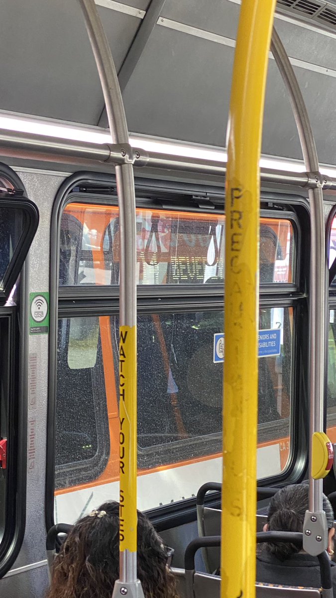 bearraza's tweet photo. @metrolaalerts @metrolosangeles @metrolaalerts @metrolosangeles for context. They’re running side by side. https://t.co/2FQmJd94Ev