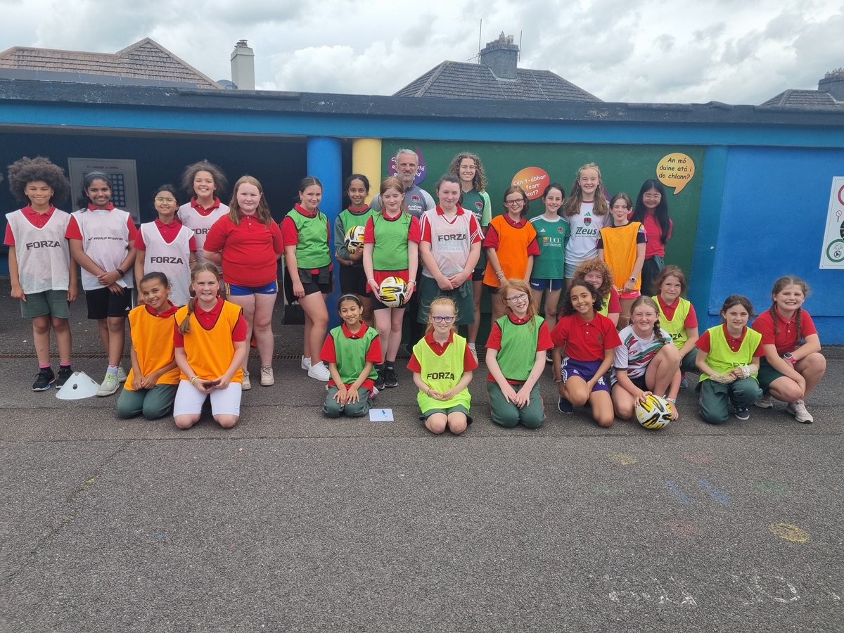 Thanks to Danny and Bennet from Cork City FC  for a brilliant training session today with 4th class. The girls had a ball 😀