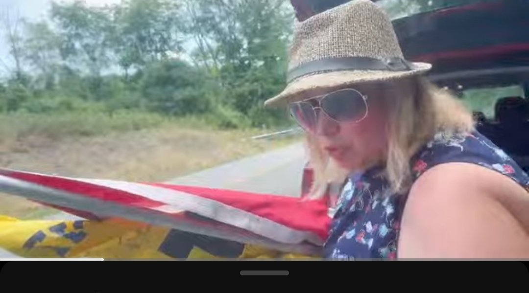 Kim43688549's tweet photo. Nostrils is awake ๐
Just bitchin and begging for a wagon while setting up a #Flagcodeviolation wave
Why does she always look like she smells poop?
#PoopleProblems
#INeedTenArms
https://t.co/FbyIKnTltn https://t.co/QmwubK77mt