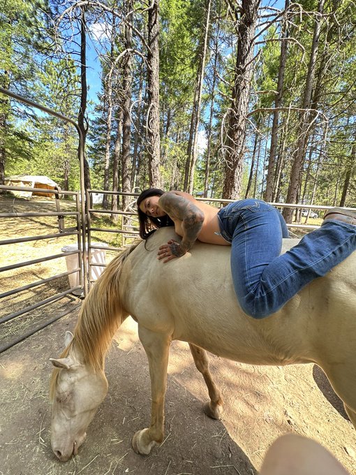 She&rsquo;s my blue Jean baby https://t.co/TIBmiXVoiD