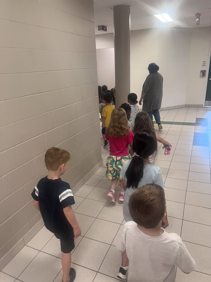 kinder_101's tweet photo. Hip Hip Hooray! We completed our scavenger hunt. Thanks to our SKs for reading our clues. A little surprise was waiting for us. ☺️ https://t.co/tYe0cGcFqj