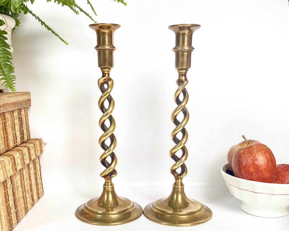 Add some serious style to your dinner table with these tall open barley twist Victorian candlesticks.  They stand 32cm high, and are in beautiful condition. The perfect wedding or housewarming gift!
priddeythings.etsy.com/listing/167223…
#vintageshowandsell #candlesticks #brass