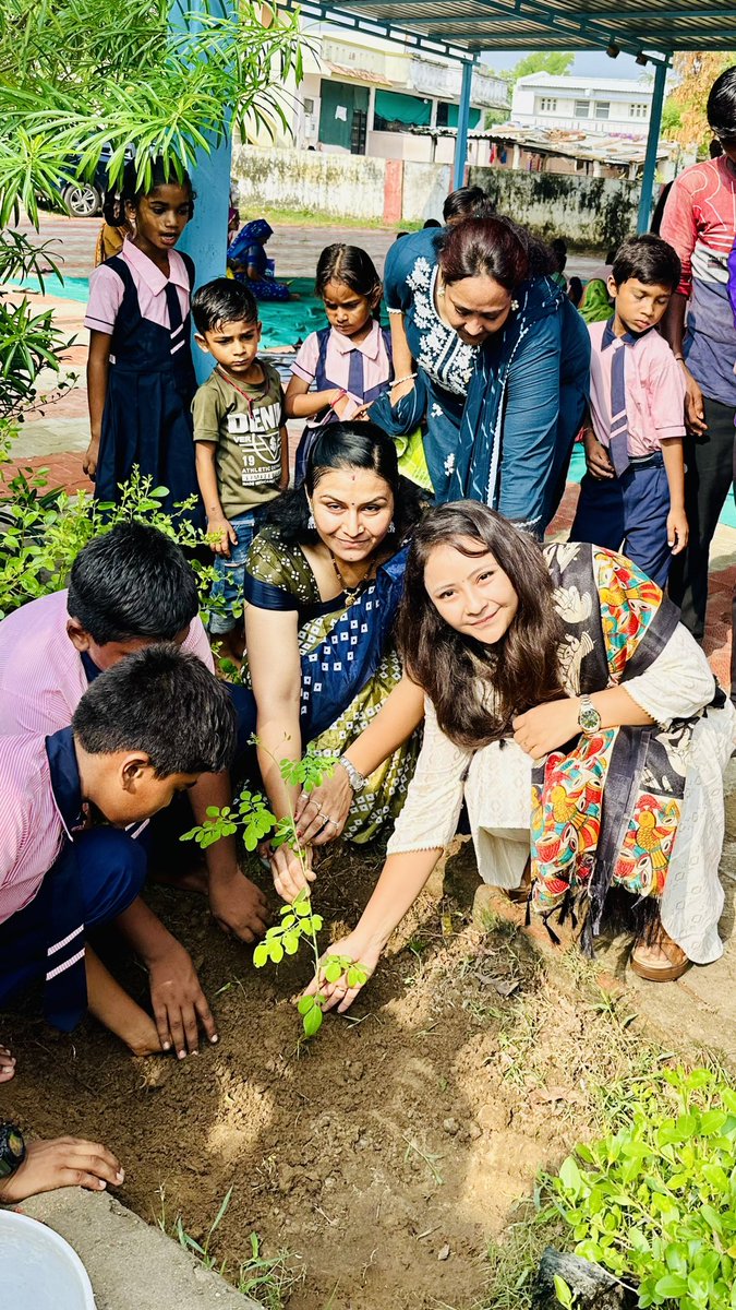આજથી શરૂ થયેલ શાળા પ્રવેશોત્સવ-૨૦૨૪ નિમિત્તે મહેસાણા જિલ્લાના જોટાણા તાલુકાની મોદીપુર તેમજ માંકણજ પ્રાથમિક તેમજ માધ્યમિક શાળામા બાળકોને પ્રવેશ અપાવી ખરેખર “ઉલ્લાસમય શિક્ષણની ઉજવણી” કરી. શિક્ષણ તેમજ તે સિવાય પણ ગ્રામજનોના પ્રશ્નો સાંભળ્યા.
<a href="/CollectorMeh/">Collector Mehsana</a> 
<a href="/ddo_mehsana/">DDO Mehsana</a>
<a href="/CMOGuj/">CMO Gujarat</a>