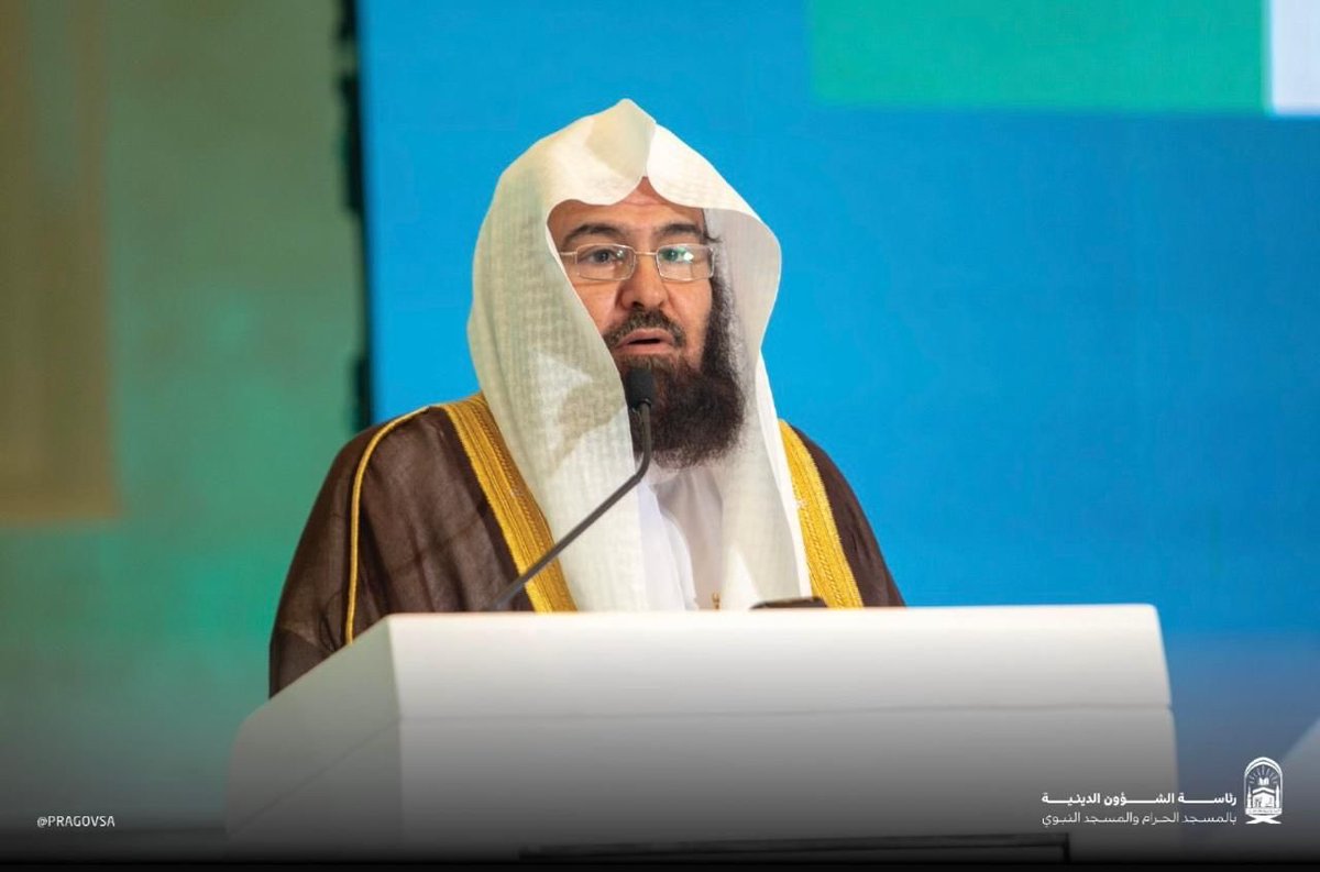 PRAGOVSA's tweet photo. أكد معالي رئيس الشؤون الدينية بالمسجد الحرام والمسجد النبوي الشيخ الدكتور #عبدالرحمن_السديس في تصريحات له بمناسبة اليوم العالم�� لمكافحة المخدرات أن المملكة العربية السعودية؛ تعد في مقدمة الأمم التي وضعت الخطط والبرامج لمكافحة آفة المخدرات، حرصاً على أبناء وبنات المملكة الذين هم رأس مال نهضتها وتطورها وتقدمها، مشيداً بالجهود العظيمة التي تقوم بها  الدولة للتخلص من هذه الآفة ومحاربة شرورها.

وأبان رئيس الشؤون الدينية  ما حضت عليه الشريعة الغراء من الحفاظ على الضرورات الخمس، وهي الدين والعقل والنفس والمال والعر��، وكلها تجتمع في مكافحة المخدرات وآثارها الجسيمة على المجتمع.

وأشاد رئيس الشؤون الدينية بجهود القيادة الرشيدة؛ لمكافحة هذه الآفة، وبدور أبطال مكافحة المخدرات، في تصديهم لها، ومحاربتهم لتجار الدمار والخراب، الذين يعبثون بصحة الإنسان وعمارة الأرض وصلاح المجتمعات، ولا يعلمون أن أموالهم حرام، محذرا من آفة المخدرات وخطرها على المجتمعات، والتطور والتنمية.

وختم معاليه حديثه سائلا الله -عز وجل- أن يحمي الشباب والشابات، ويجنبهم هذا البلاء، ويعين أبطال مكافحة المخدرات، ورجال الأمن، والجمارك، في محاربتهم هذا البلاء، ويديم علينا نعمة الأمن والأمان، ويحفظ لهذ�� الوطن الغالي قيادته الرشيدة.

#رئاسة_الشؤون_الدينية_بالمسجد_الحرام_والمسجد_النبوي 

#اليوم_العالمي_لمكافحة_المخدرات