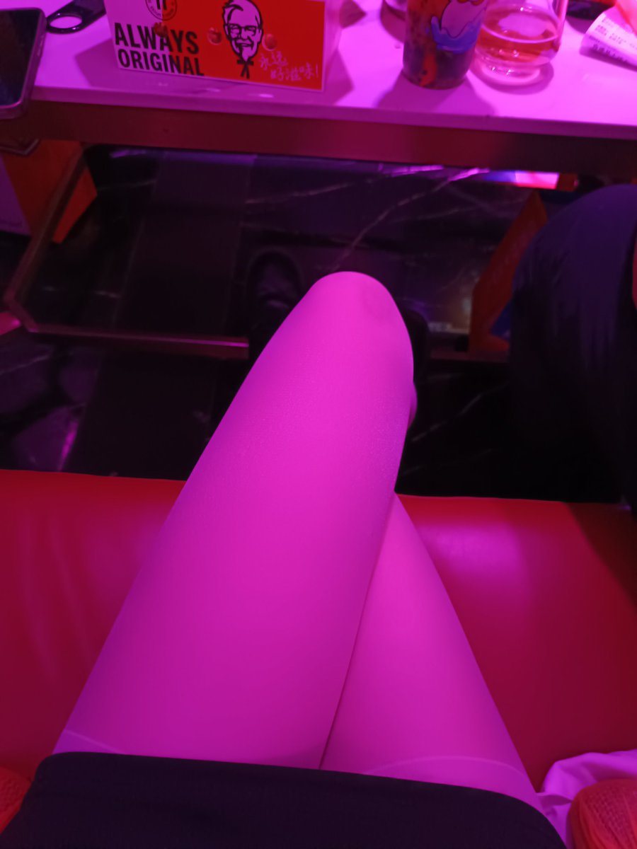 白丝显得腿更白，又滑 ，唯一缺点就是汗脚，一脱鞋，丝袜味道给我熏吐了