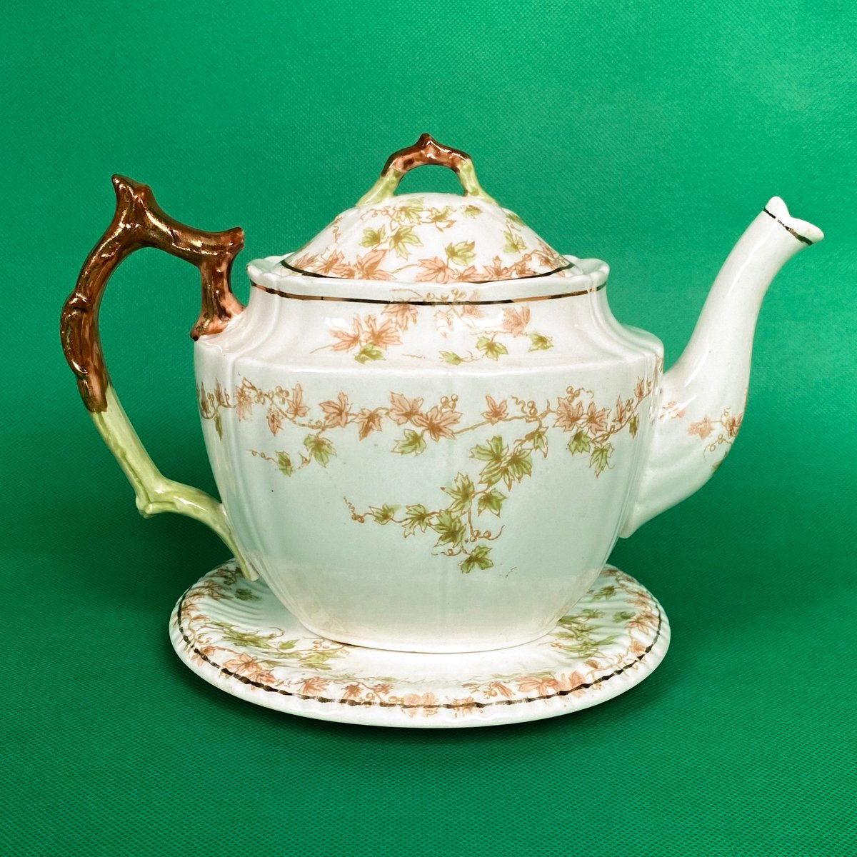 Finishing off this evening with this absolutely gorgeous Art Nouveau teapot and stand by HM Williamson &amp; Sons. With a branch-shaped handle and dainty trailing leaf patterns in light green and coppery brown.
priddeythings.etsy.com/listing/158927…
#vintageshowandsell #teapot #vintagechina