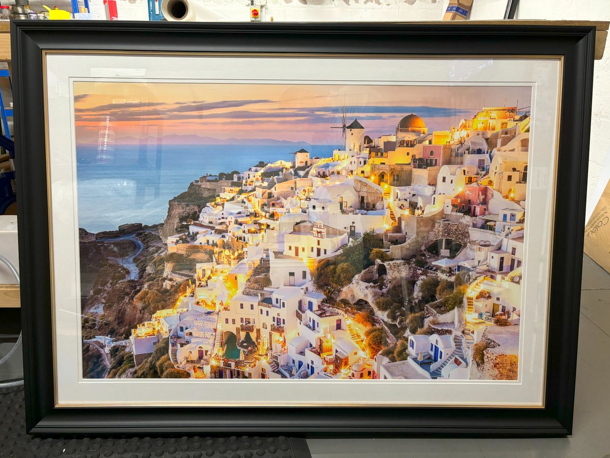 First4frames's tweet image. 🌟 Exciting Updates from the Gallery! 🌟

This week, we completed a stunning large print from a breathtaking digital image of Santorini, all tailored to our customer’s specifications. 🏖️✨

Plus, don't miss out on the beautiful framed prints by the talented Ismael Pinteño Visuara