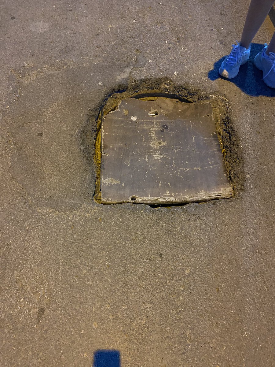 Yaşamkent Yaşar Kemal Parkı yanındaki yolda rögar kapağı yok ve suntayla kapatılmış. Ciddi bir kaza olmadan önce müdahale ederseniz iyi olacak. <a href="/ankarabbld/">Ankara Büyükşehir</a> <a href="/cankayabelediye/">Çankaya Belediyesi</a>