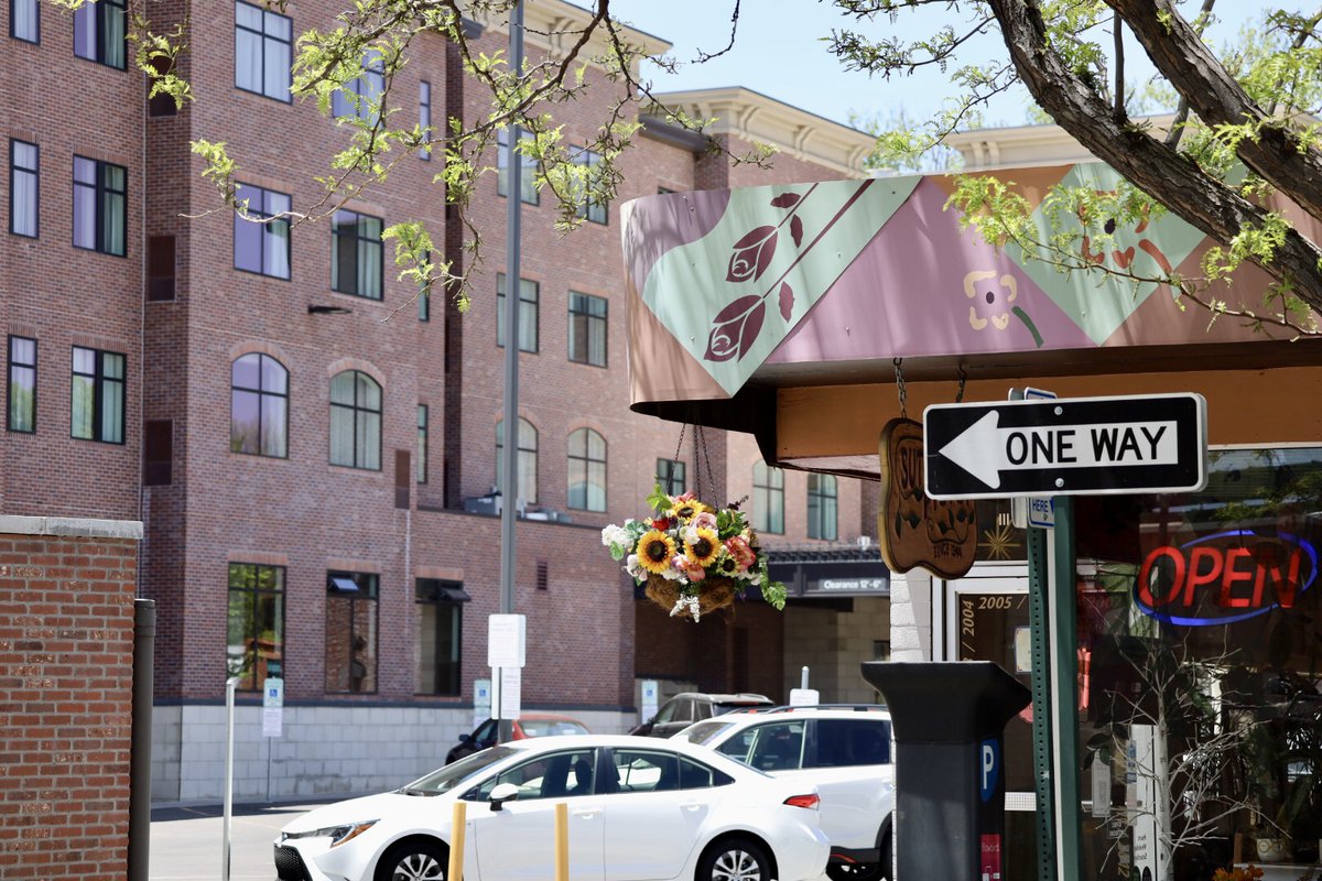 Nothing beats summer in downtown Flagstaff. ☀️💐